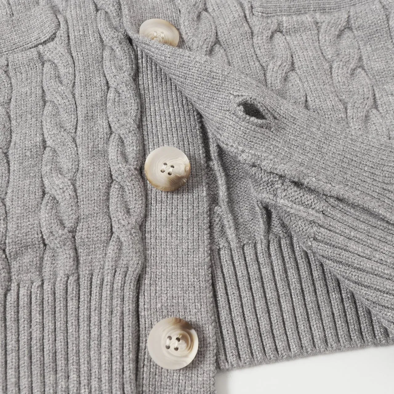 P240 2025 Ralph Lauren #ootddailywear #Autumn and winter sweater #Knitted sweater outfit #ralph lauren sweater #Can be worn by both men and women [Star R] Finally waited until the Ralph men's twist sweater full zipper chest shirt is finally here! [Fireworks R][Fireworks R][Fireworks R] The most popular sweater, full-button cardigan, [Celebration R] is a limited edition every year. There won’t be many styles in the store! Ralph Lauren Men's Button Twist Open Chest Sweater [Fire R] The shape is really nice. It can be worn alone or as a jacket. It can be worn inside or outside [Rose R]. You can also wear it with a shirt~100% pure cotton #Practical Wear,, style number, 8020. Color, original white, navy blue, khaki, gray, size S to XL to celebrate